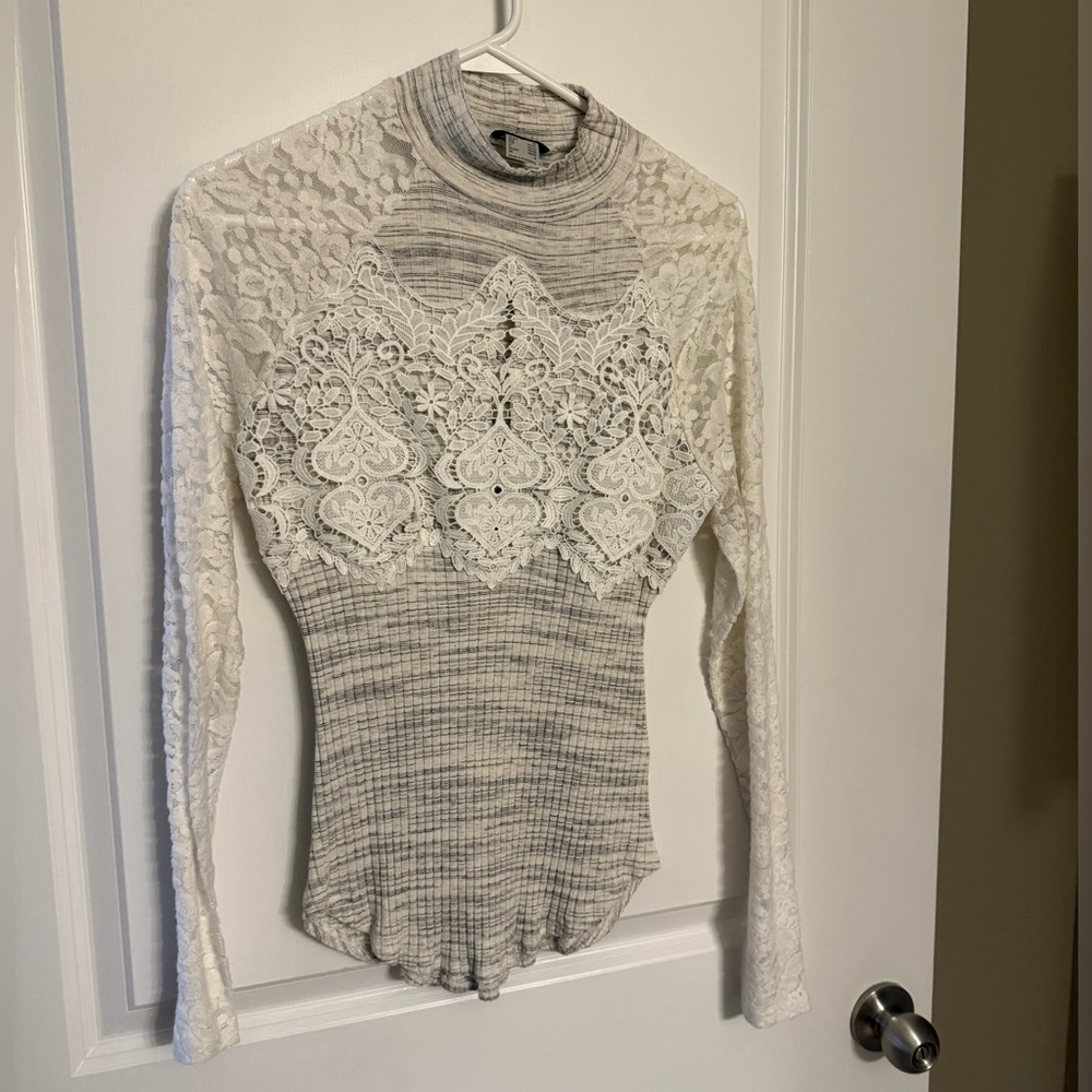 VENUS Lace Detail Long Sleeve Top Women’s White and Gray Size Medium